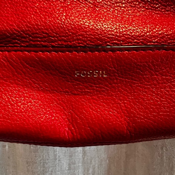 Leather Fossil Bag in red. Cross body. Gold hardware. Great classic bag. - Picture 6 of 9